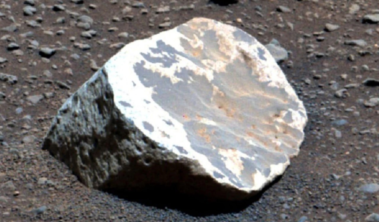 Тропические штормы на Марсе ученые сделали захватывающее открытие На Марсе марсоход NASA Perseverance нашел необычные светлые камни которые были разбросаны на его пути Такая белая богатая алюминием каолиновая глина на Земле связана с влажным климатом и тропическими дождями Подробнее читайте в нашей рубрике Фокус Наука