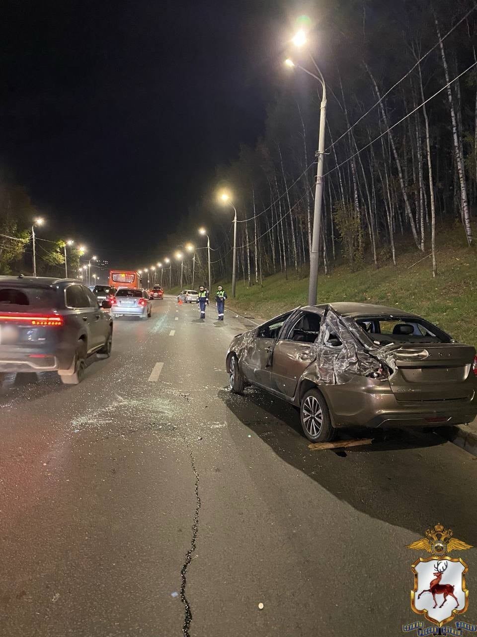 В полиции рассказали подробности аварии у Мызинского моста. Предварительно, водитель «Лады Гранты» не справился с управлением, выехал на встречку и столкнулся с «Ниссаном».   В ДТП никто не пострадал, но водитель «Лады» сбежал с места, сейчас его ищут.