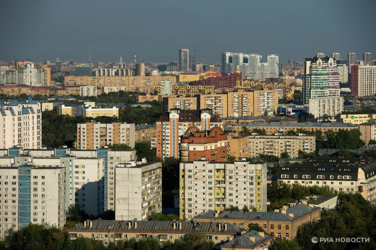 Арабские девелоперы заинтересованы возможностью инвестировать в недвижимость Москвы, рассказала глава департамента по международным связям столицы Сергей Черемин. "В следующем месяце у нас будет несколько делегаций уже арабских девелоперов, которых заинтересовала возможность инвестиций в недвижимость в Москве, при том что, казалось бы, рынок в довольно сложном состоянии находится, и даже российские девелоперы очень аккуратно смотрят на инвестиции, но вот арабские считают, что время пришло". Он также рассказал, что объем прямых иностранных инвестиций в Москву составляет примерно $250 млрд. Львиную порцию составляют вложения из Арабских Эмиратов.