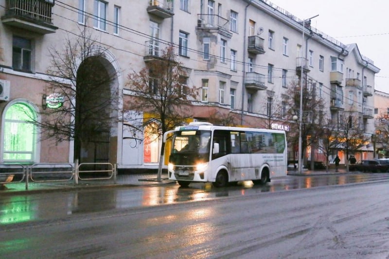 В Кургане с 1 ноября увеличится стоимость проезда в общественном транспорте. Цена одного билета составит 35 рублей. Об этом сообщается в постановлении департамента государственного регулирования цен и тарифов Курганской области. Ранее проезд стоил 32 рубля.