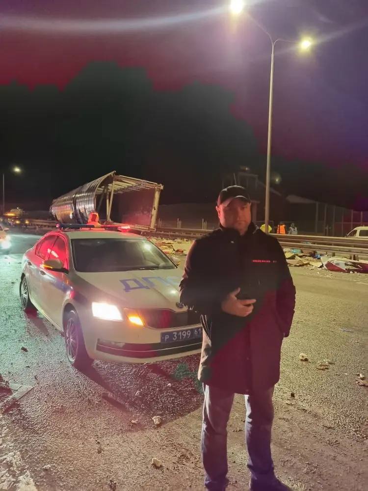 Самосвал разрушил переходной мост на М 4 Дон в Каменском районе Левая полоса дороги в направлении на Ростов на Дону перекрыта проехать можно по правой полосе сообщает ГАИ Ростовской области Происшествие случилось на 929 км трассы направление на Москву уточнили в ведомстве По предварительным данным большегруз ехал с поднятым вверх кузовом и зацепил конструкцию Часть моста обрушилась на разделительную осевую полосу В результате ДТП пострадал водитель самосвала 1979 года рождения Все обстоятельства произошедшего выясняют специалисты Фото тг канал главы г Каменска Шахтинского Александра Камоцкого Вести Дон Telegram MAX