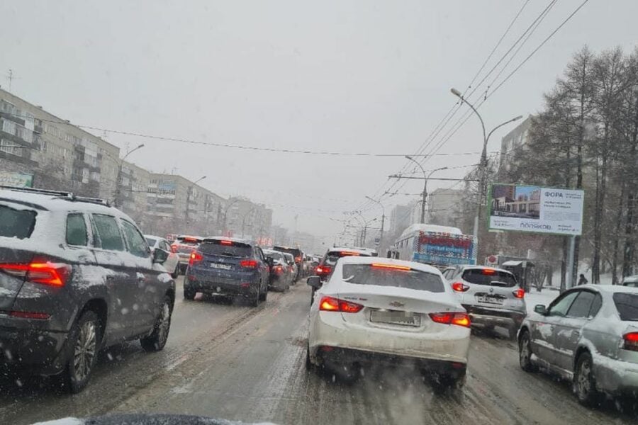 Пробки в 9 баллов сковали Новосибирск утром в понедельник Движение затрудняет снег и гололёд на дорогах. Транспортный коллапс произошёл в Новосибирске утром 11 ноября. По данным  онлайн-сервиса «Яндекс. Карты», дорожная ситуация в городе оценивается в 9 баллов. На правобережье встали улицы Большевистская, Кирова, Военная и Красный проспект.  Заторы наблюдаются и на левом берегу: начиная с Димитровского моста и  проезде Энергетиков. Пробки на улицах Станционной, Широкой, Котовского и Станиславского, а также на площади Труда. Затруднено движение на Титова, Троллейной и Немировича-Данченко, Ватутина и Сибиряков-Гвардейцев.  Причиной дорожно коллапса в сибирской столице стали, в том числе, погодные условия.  По данным Западно-Сибирского УГМС, в городе небольшой, местами умеренный снег, мокрый снег. Ветер северо-западный 6-11 м/с. Температура воздуха -1…+1 градус. На дорогах местами сильная гололедица.                                                  Фото: Infopro54