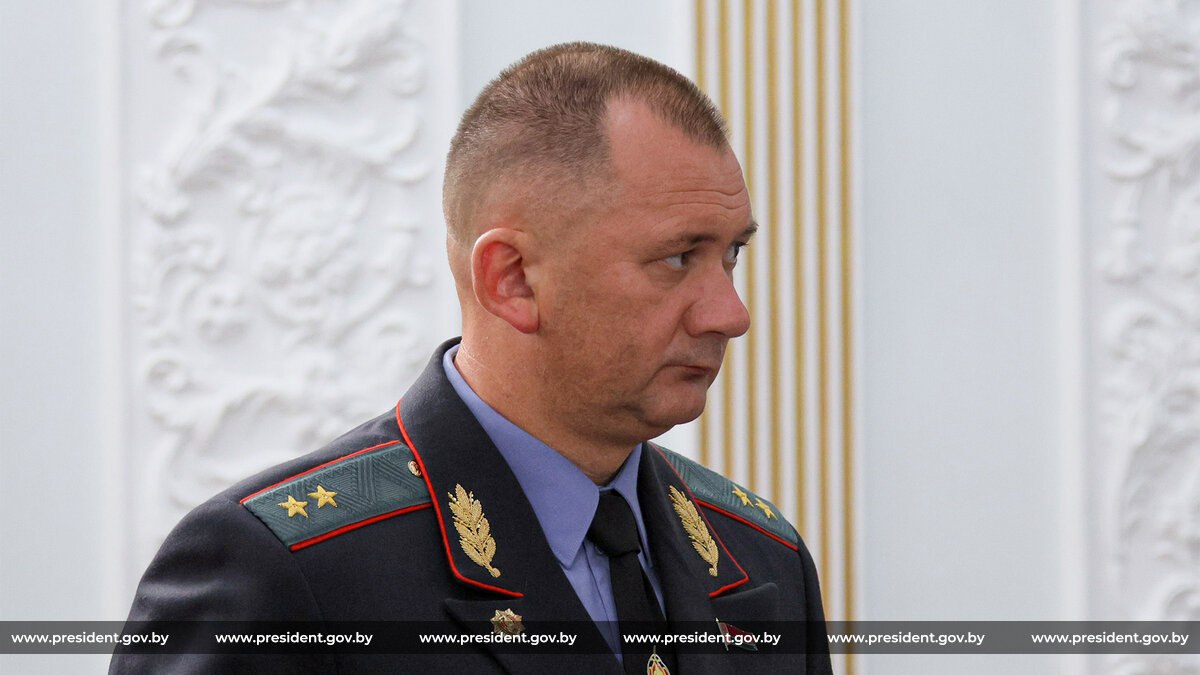 Александр Лукашенко поручил милиции разобраться с одним принципиальным вопросом: Закручивайте на всю катушку Глава государства предупредил, что хорошо осведомлен о ситуации на местах и без привлечения милиции: "Что только можно, то и воруют. Пресечь надо железным образом". Президент потребовал от милиции разобраться с этой проблемой: "Закручивайте по линии милиции, да и других правоохранительных органов, на всю катушку".