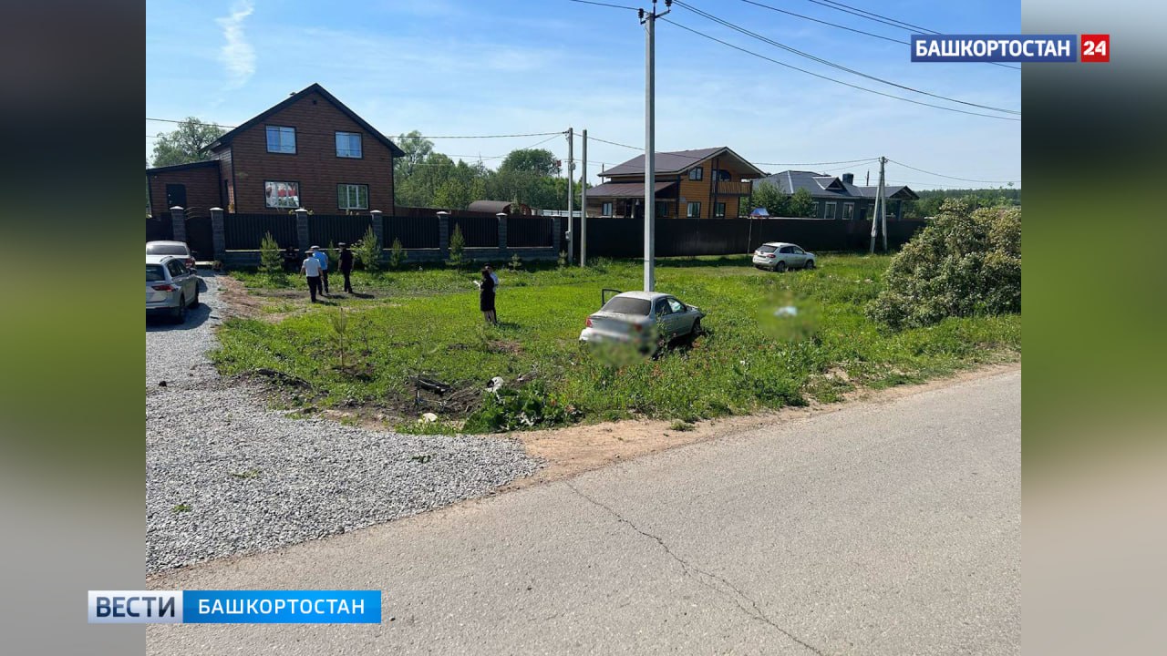 Под Уфой водитель Kia Spectra насмерть сбил подростка на велосипеде Сегодня, 29 мая, днем в Уфимском районе в деревне Шамонино на улице Луговой водитель Kia Spectra сбил 11-летнего мальчика, передвигавшегося по обочине на велосипеде. После транспортное средство, на капоте которого оказался подросток, съехало в кювет, а ребенка отбросило. В результате аварии несовершеннолетний скончался на месте ДТП. "Для координации действий правоохранительных органов на место происшествия выехал прокурор Уфимского района Рустам Шайбаков. Надзорное ведомство контролирует установление обстоятельств и причин случившегося, а также принятие процессуального решения по данному факту", - прокомментировали в республиканской Прокуратуре. Подписаться Сообщить новости