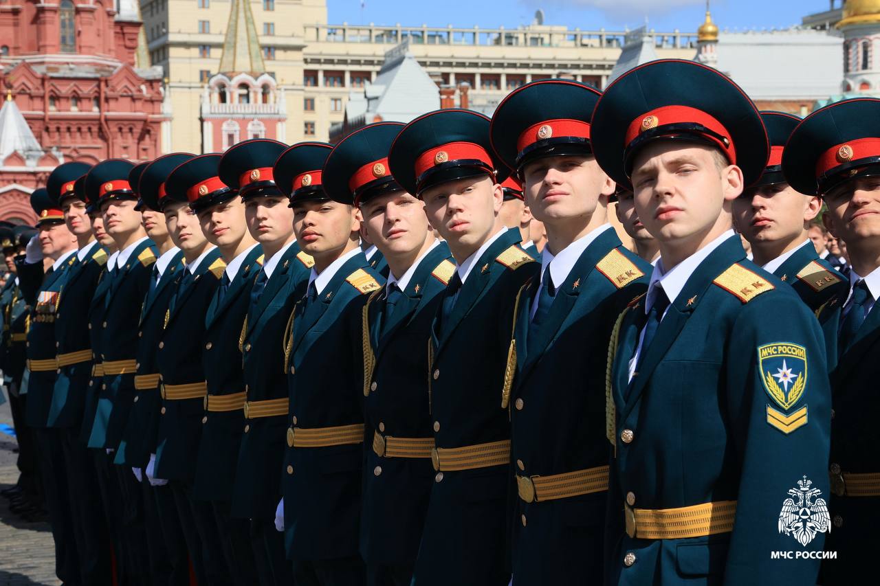 На Красной площади прошла генеральная репетиция выпуска молодых специалистов двух вузов МЧС России Торжественным маршем под звуки гимна в исполнении Показательного оркестра МЧС России отрабатывали парадный строй выпускники Академии гражданской защиты и Академии Государственной противопожарной службы МЧС России. В их числе и иностранные специалисты. 28 июня на главной площади страны им вручат дипломы. Смотри завтра в 10:00 мск трансляцию в telegram-канале МЧС России.