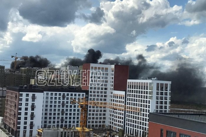 «Дым видно с ЕКАД»: на екатеринбургской стройке произошёл пожар Сегодня, 20 мая, на стройке жилого дома в Солнечном произошёл пожар. Местные жители заметили чёрный дым в районе улицы Лучистой. — Дым видно с ЕКАД и других районов, — рассказал порталу E1.RU свидетель происшествия. Очевидцы рассказали, что на стройке загорелся пенопласт — горение удалось быстро ликвидировать. К счастью, никто не пострадал. В свердловском МЧС сообщили, что загорелся мусор на открытой площадке. — Пожар ликвидирован до прибытия пожарно-спасательных подразделений. К месту происшествия прибыли 2 спецмашины и 7 спасателей, — уточнили в МЧС.