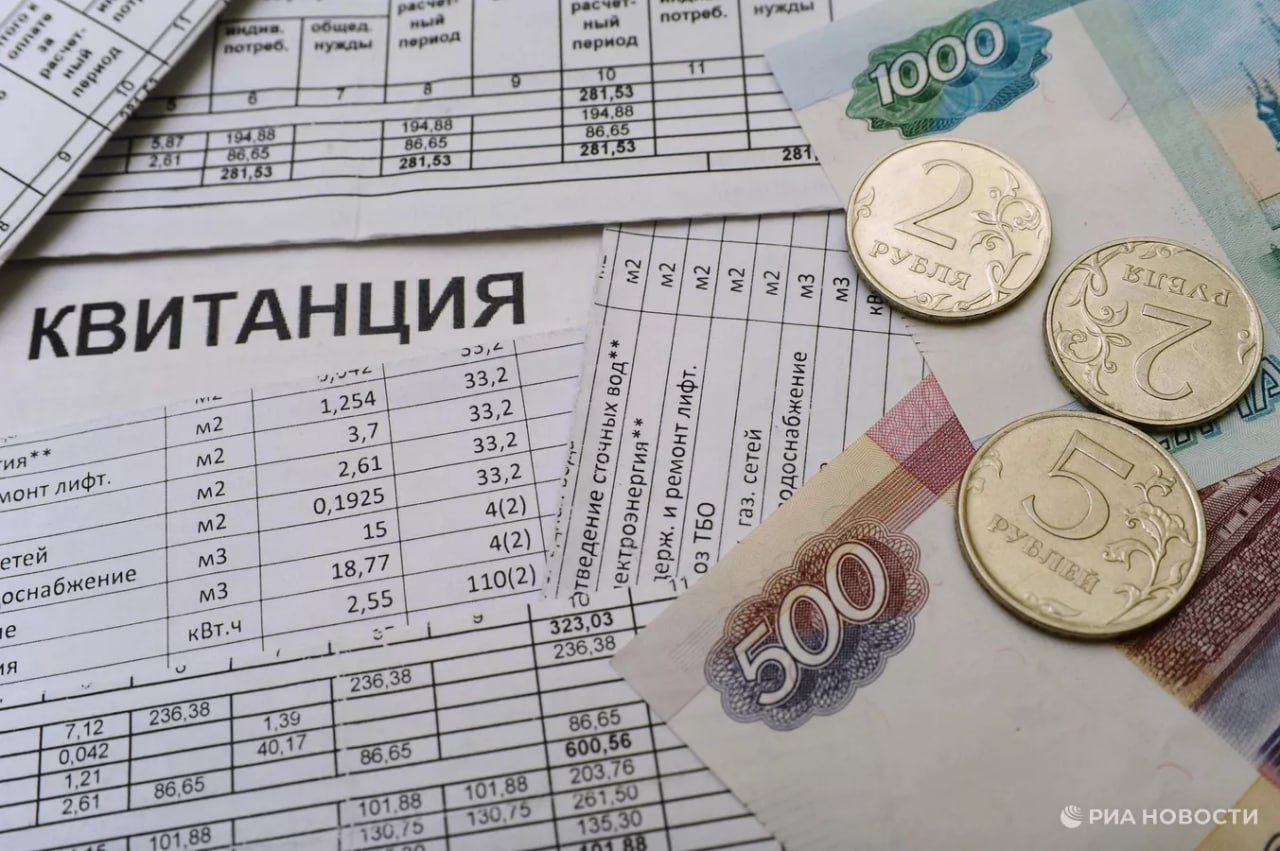 В 2026 году изменится срок получения квитанций за услуги ЖКХ С марта следующего года россияне будут получать их до 5 го числа включительно вместо привычного 1 го числа Об этом РИА Новости рассказал член комитета Госдумы по строительству и ЖКХ Александр Якубовский По его словам нововведение направлено на то чтобы сделать жилищно коммунальную систему более удобной и прозрачной Так у управляющих компаний будет больше времени для корректного начисления платежей а у граждан уверенность что они получили квитанцию без ошибок 0   Подписаться на РИА Новости Крым в Telegram MAX VK