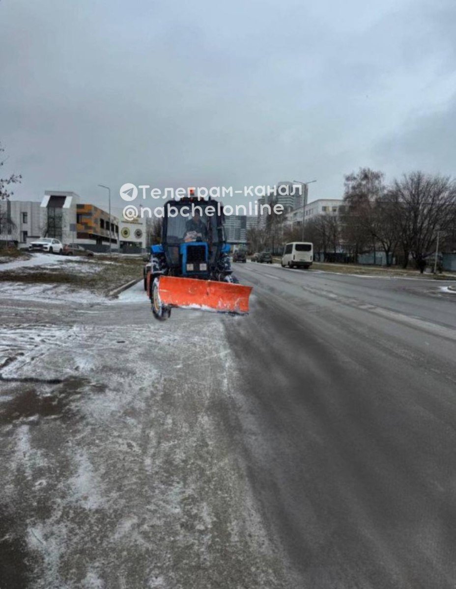 В Набережных Челнах коммунальщики прифотошопили трактор, чтобы показать уборку снега.  Жители пожаловались на заваленные снегом дороги, на что в администрации одного из районов ответили, что спецтехника постоянно работает на данных участках дороги и прикрепили «пруф»