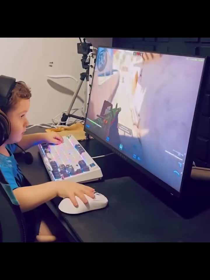 Трехлетний геймер из Бразилии удивляет навыками в Counter Strike