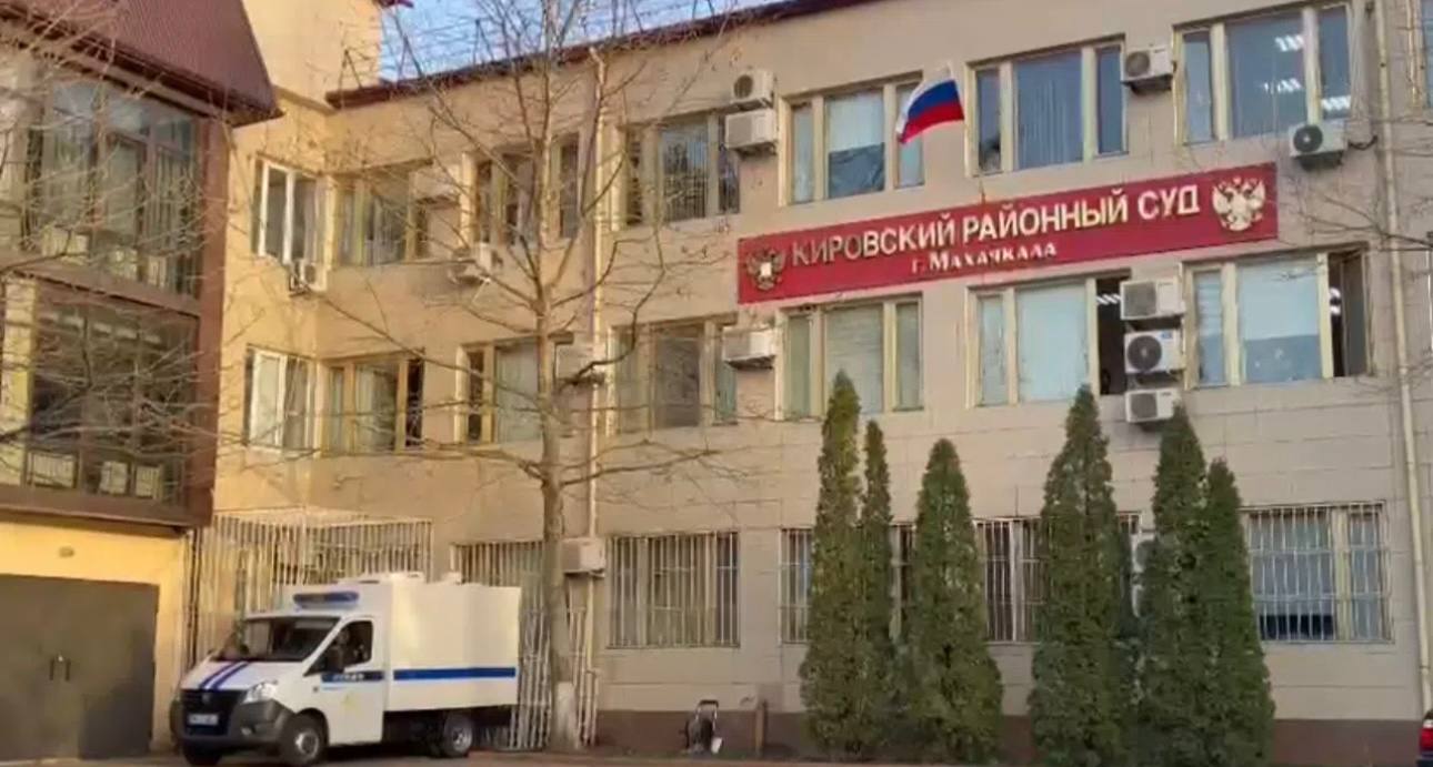 Экс главу Новолакского района заключили под стражу на два месяца Согласно поступившему в суд материалу подозреваемый являясь главой органа местного самоуправления в нарушение порядка переселения лакского населения предоставил земельные участки общей площадью 5 17 га безвозмездно в собственность 37 лицам не признанным нуждающимися и не имеющим на то законных оснований Кроме того предоставленные участки располагались на территории еще необразованных населенных пунктов не имеющих статуса сельское поселение и не входящих в состав МО Суд постановил избрать в отношении подозреваемого меру пресечения в виде заключения под стражу сроком на 1 месяц 29 суток то есть до 2 февраля 2026 года Уточняется что постановление в законную силу не вступило и может быть обжаловано в вышестоящую инстанцию