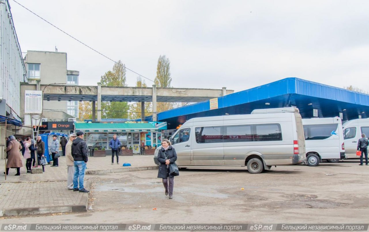 С 2026 года проезд в междугороднем транспорте может подорожать С 1 марта 2026 года вступит в силу новая методика расчета тарифов на междугородние и районные пассажирские автоперевозки Цены могут увеличиться до 20 40 в зависимости от направления Новая система будет учитывать расходы перевозчиков включая топливо и позволит автоматически корректировать тарифы в пределах установленного лимита Подпишись на primulinmd