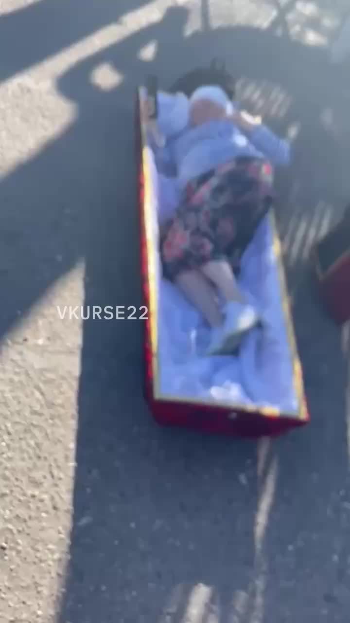 Необычный перформанс с гробом и яйцами в Славгороде