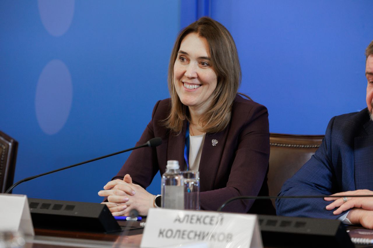 На Первом Международном конгрессе госуправления представили подходы к формированию концепции социальной миссии университета В рамках Первого Международного конгресса государственного управления в Президентской академии РАНХиГС прошло заседание Экспертного совета при Комитете Государственной Думы по науке и высшему образованию по вопросам дополнительного профессионального образования переподготовки и непрерывного образования Участники обсудили концепцию социальной миссии университета которая разрабатывается по поручению Заместителя Председателя Правительства РФ Дмитрия Чернышенко при участии Минобрнауки России Президентской академии и Добро рф Мы все больше видим что университеты выходят за рамки исключительно образовательной повестки Ректор сегодня фактически формирует социальную архитектуру определяет каким будет воспитывающее образовательное пространство какие задачи университета связаны не только с внутренним развитием но и с запросами региона и общества Университеты становятся точками притяжения градообразующими центрами развития отметила замглавы Минобрнауки России Ольга Петрова В основе концепции методический конструктор набор направлений и механизмов которые вузы смогут адаптировать под свой регион инфраструктуру и приоритеты Разработка концепции станет важным шагом в формировании новой модели высшего образования ориентированной на ценностное воспитание социальную ответственность и вклад университетов в устойчивое развитие страны МАХ ВК ДЗЕН