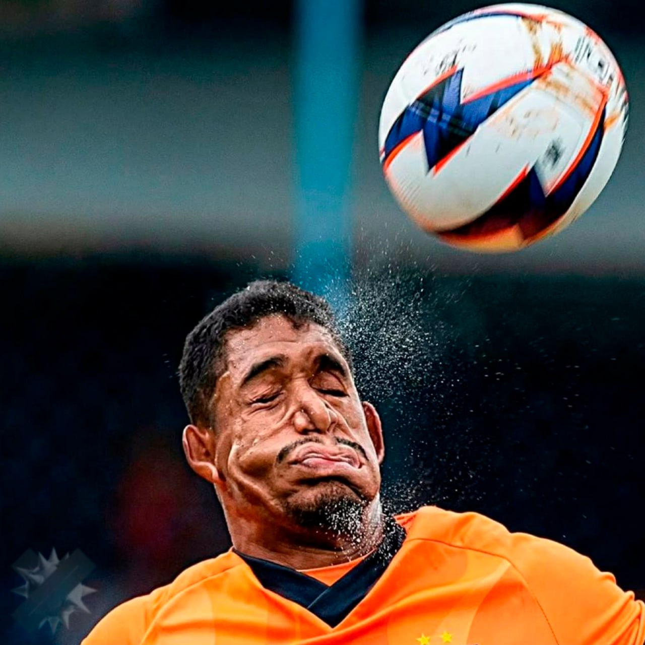 Вратарь отбил мяч лицом и мгновенно стал мемом В соцсетях вирусится фото 18 летнего голкипера Габриэля Силвы В матче против Ибрачина он пропустил пять голов но один удар всё таки решил отбить самоотверженно подставив лицо Фотограф поймал идеальный кадр один сейв а ощущение будто киперу сразу 25 лет жизненного опыта   премию фотографу дед админа также выглядит НМШ