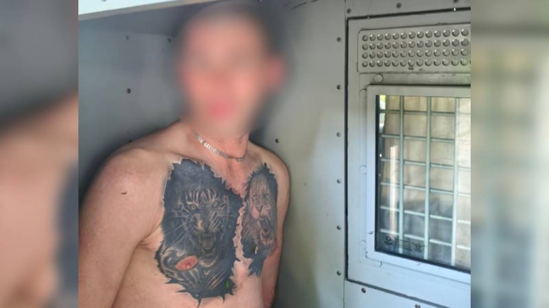 Челябинские полицейские в течении 10 минут задержали подозреваемого в разбойном нападении на прохожего Сотрудники челябинской полиции задержали подозреваемого в разбойном нападении на прохожего. В дежурную часть Отдела полиции «Советский» поступило сообщение о том, что в лесном массиве к 65-летнему мужчине подошли двое неизвестных, один из которых, угрожая ножом, забрал у него сотовый телефон стоимостью 20 тысяч рублей, после чего нападавшие скрылись в неизвестном направлении. На место происшествия прибыл экипаж полка патрульно-постовой службы. Опросив потерпевшего, полицейские посадили его на борт патрульной машины и незамедлительно приступили к розыску подозреваемых. В течении нескольких минут предполагаемый подозреваемый был задержан стражами порядка недалеко от места преступления. Потерпевший уверенно опознал в нем своего обидчика. Нож, который тот использовал при совершении преступления, изъят полицейскими при задержании. Подозреваемый был доставлен в отдел полиции, им оказался ранее судимый 38-летний местный житель. Личность соучастника и его местонахождение устанавливаются. Возбуждено уголовное дело. Подозреваемый в порядке статьи 91 УПК РФ водворен в изолятор временного содержания. Мера пресечения избирается. #мвд74 #полиция74 #полицияюжногоурала #челябинскаяобласть #челябинск