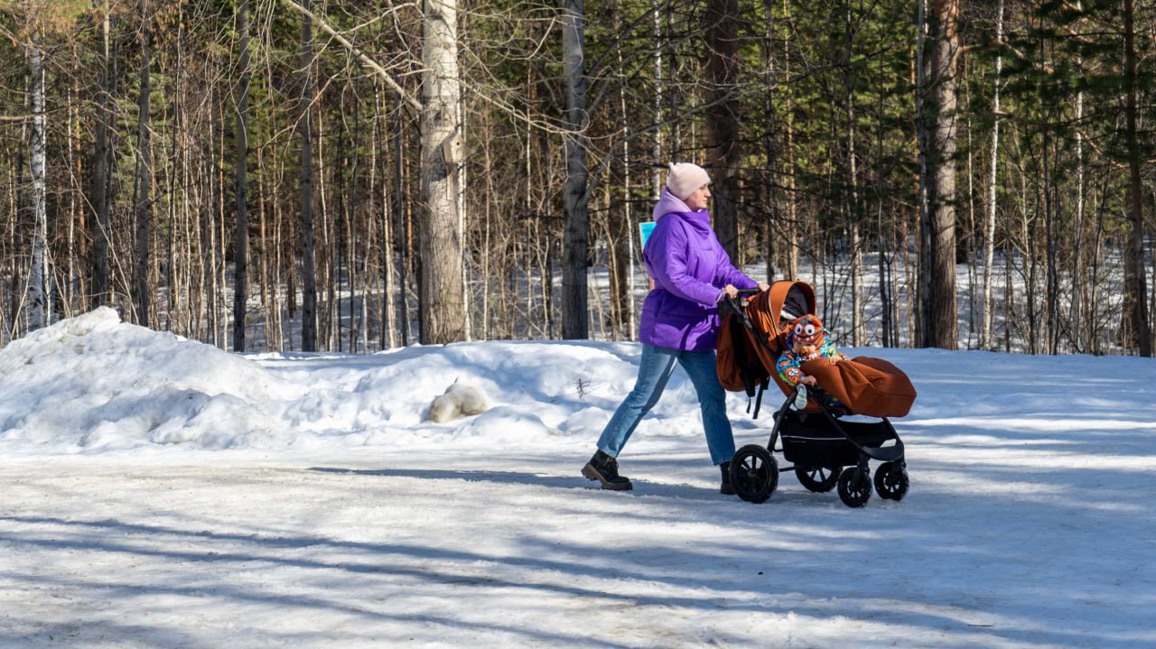 В Госдуму внесут законопроект о выплате многодетным от 550 тыс рублей Звучит громко на самом деле эта инициатива связана с изменением уже существующей меры поддержки Многодетные получают за рождение третьего и последующего ребенка 450 тыс рублей на погашение ипотеки Новый закон предлагает отказаться от единой для всех суммы и привязать размер помощи к фактической кредитной нагрузке Предполагается что государство будет выплачивать 6 4 от оставшегося долга по ипотеке При этом для всех гарантируется минимальная сумма в 550 тысяч рублей даже если рассчитанный процент окажется меньше Законопроект сейчас находится в завершающей стадии подготовки перед внесением в парламент       Подписаться на Properm ru