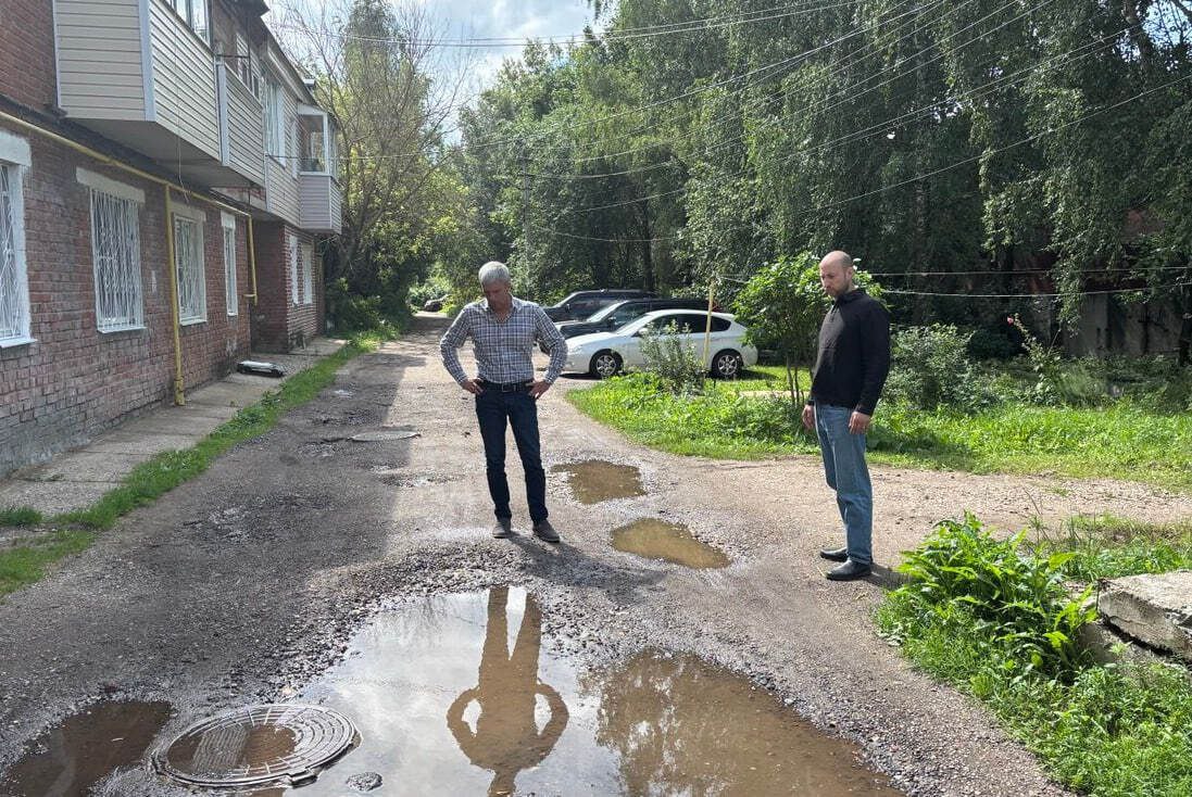 По обращению жителей начальник управления благоустройства администрации округа Александр Желтов выехал во двор дома №8 по ул. Строительная в Сергиевом Посаде  Жильцы дома обратились в администрацию с просьбой отремонтировать проезд. «На месте стало понятно, что ремонтировать нечего, так как отсутствует и асфальтовое покрытие, и основание для его укладки», — рассказал Александр Желтов.  Было принято решение провести профилирование дороги и отсыпку с уплотнением асфальтовой крошки. Работы проведут до конца августа.
