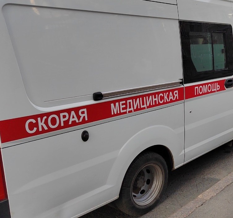 В Саратовской области трое детей отравились розжигом, один ребенок погиб За последний месяц в отделение реанимации областной детской клинической больницы поступили трое детей с отравлением парафиносодержащим розжигом. Одного ребёнка спасти не удалось. По словам врачей, розжиг поражает дыхательную систему, так как пары вызывают химический ожог легких. Парафиносодержащий розжиг - прозрачная жидкость без запаха. Дети путают его с водой. Так и произошло сегодня, когда девятилетняя девочка отхлебнула жидкость из бутылки. Сейчас ребёнок находится в стабильно тяжелом состоянии. Мы очень надеемся на выздоровление, но прогнозы пока делать рано, - рассказала заведующий отделением реанимации и интенсивной терапии Оксана Щупляк. Медики напоминают родителям, не оставляйте опасные жидкости или предметы на видном месте. Прислать новость