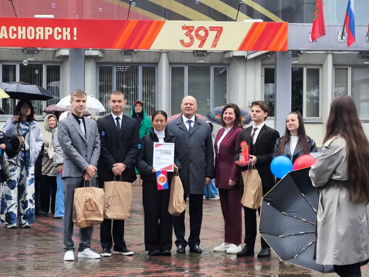 Флаг Детства подняли в Красноярске А ещё дали старт летнему сезону и проекту ЯРкие БЕРЕГА. Об этом написал в своём телеграм-канале глава города Владислав Логинов. Особыми гостями праздника стали школьники из города Чанчунь, побратима Красноярска. Ребята около двух недель будут изучать русский язык и наш город. Глава города пожелал всем детям Красноярска ярких впечатлений, каникул и верных друзей.