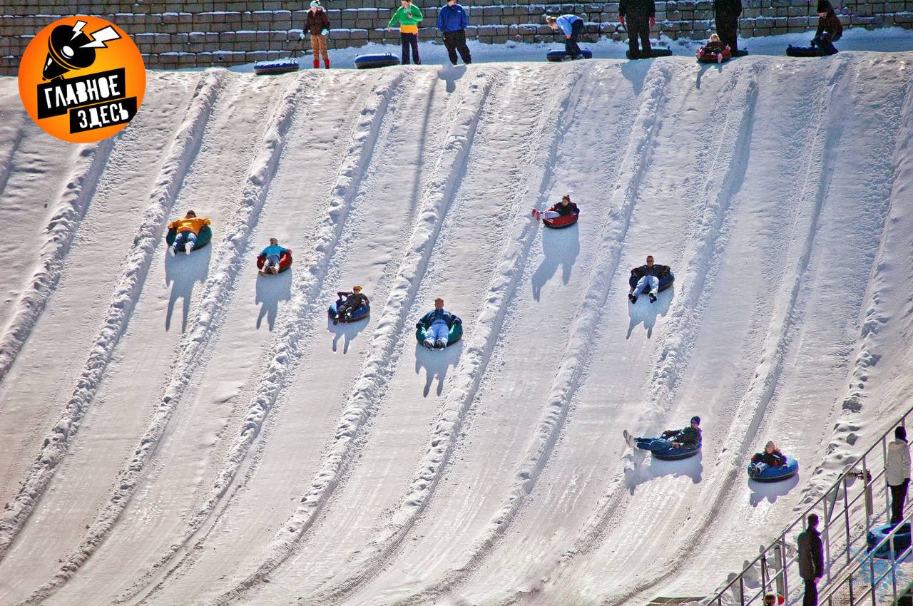 Утвержден национальный стандарт на горки для тюбинга Документ регламентирует требования к конструкции горок их установке эксплуатации и техобслуживанию По данным Росстандарта такая необходимость связана с активным развитием семейной инфраструктуры а также с увеличением числа тюбинговых горок в закрытых и открытых пространствах Конструкция таких горок подразумевает повышенный риск травм что требует четких правил их обслуживания и эксплуатации которые адаптированы к реальным условиям использования Главное здесь Подписывайтесь