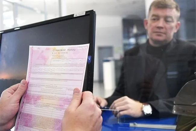 Кабмин согласовал законопроект которым предлагается повысить максимальную выплату по ОСАГО с 500 тысяч рублей до 2 миллионов Об этом написано в отзыве правительства Предполагается что документ вступит в силу с 1 марта 2027 года Законопроект подготовил глава комитета Госдумы по финансовому рынку Анатолий Аксаков В настоящий момент сумма выплаты по ОСАГО при причинении ущерба имуществу составляет 400 тысяч рублей а при нанесении вреда жизни и здоровью 500 тысяч При поднятии лимита по ОСАГО до 2 млн рублей он будет выровнен с выплатами по полису ОСГОП обязательного страхования гражданской ответственности перевозчика за причинение вреда жизни здоровью имуществу пассажиров Фото РИА Новости Читать нас в MAX