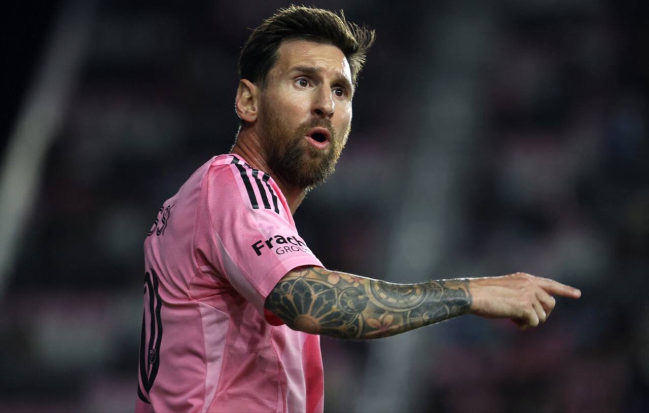 Саудиты отказали Месси в игре в своем чемпионате окружение аргентинца связалось с арабами с просьбой организовать для игрока краткосрочный контракт с одним из клубов на 4 месяца на время паузы в МЛС Месси хотел оставаться в форме и готовиться к предстоящему ЧМ 2026 Аналогичным образом был подписан контракт с Бэкхемом в 2010 году Минспорта СА отказало Месси в возможности поиграть в саудовской Лиге Про Мы не являемся подготовительной площадкой для других турниров докладывает Thmanyah Если бы саудиты позволили Месси поиграть в стране то мир снова смог бы увидеть противостояние аргентинца с Роналду