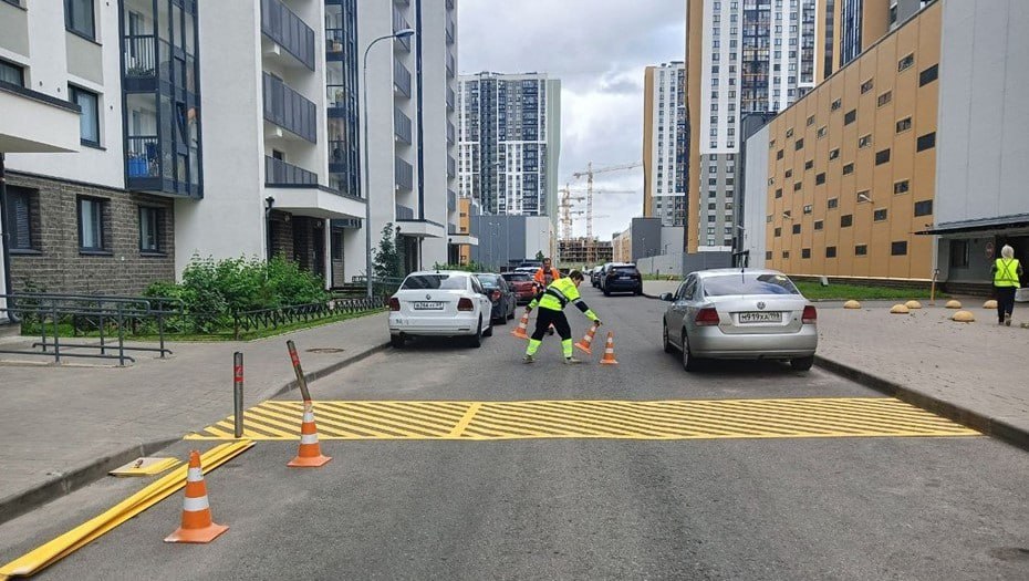 Петербуржцев начнут штрафовать за авто на эксплуатационной маркировке  Такую маркировку наносят во дворах жилых домов рядом с гидрантами, мусорными баками или внутриквартальными проездами.  Штрафы для граждан составят от 3 до 5 тыс. рублей, для должностных лиц — от 5 тыс. до 40 тыс. рублей, для юридических лиц — от 150 тыс. рублей до полумиллиона. Соответствующие поправки вносятся в городской закон об административных правонарушениях.  Автор фото: ГАТИ