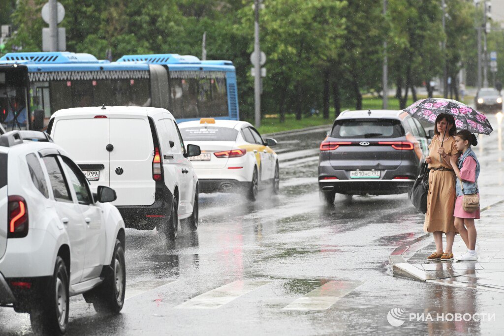 Спасатели предупредили о ливне, граде, грозе и ветре с порывами до 25 метров в секунду в ближайший час и до 21.00 в Московской области, сообщается на сайте подмосковного главка МЧС