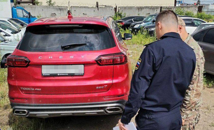 За повторное пьяное вождение у 38-летней нижегородки забрали автомобиль и передали в зону СВО. Приставы конфисковали кроссовер Chery Tiggo 8 PRO — хозяйку повторно задержали за вождение в состоянии алкогольного опьянения. Ранее она уже привлекалась к ответственности за аналогичное нарушение, была оштрафована и лишена водительских прав, однако она снова села за руль пьяной. После второго случая в отношении нарушительницы возбудили уголовное дело, а автомобиль по решению суда был изъят. Как думаете, справедливо? Подписаться Прислать новость