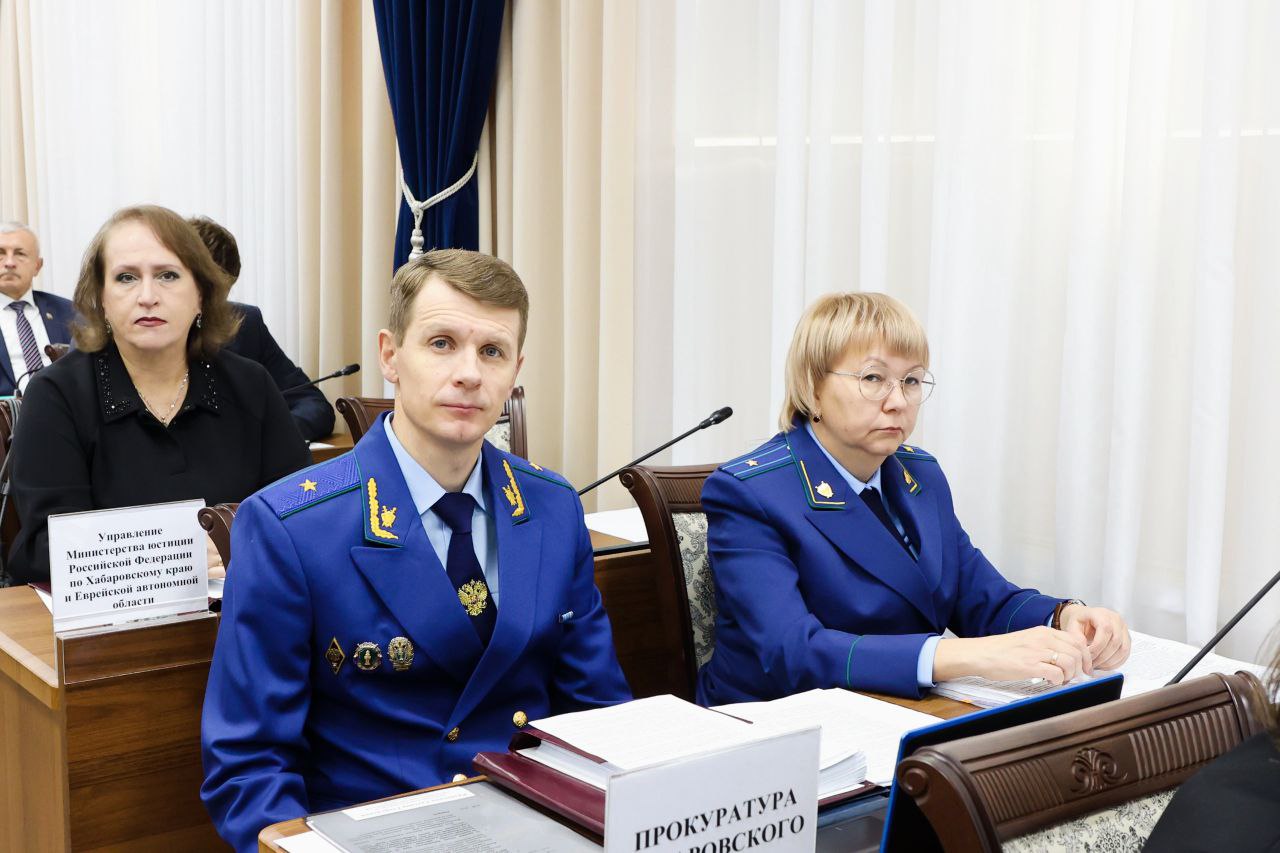 Прокурор Хабаровского края Виталий Степанов принял участие в очередном заседании Законодательной Думы Хабаровского края Сегодня прокурор Хабаровского края Виталий Степанов принял участие в очередном заседании Законодательной Думы Хабаровского края Краевым парламентом рассмотрено 28 вопросов актуальных для региона в числе которых       о предоставлении педагогическим работникам компенсации части платы за жилое помещение по договору найма жилого помещения частного жилищного фонда       о возможности направления средств материнского капитала на погашение обязательств по договору займа на приобретение строительство жилого помещения заключенного с микрокредитной компанией учредителем которой является субъект Российской Федерации       о включении текстильных изделий и одежды изготовленных с использованием разных народных техник в перечень продуктов труда ремесленников которые не подлежат обязательной маркировке средствами идентификации       о расширении категории обучающихся имеющих право на обеспечение бесплатным горячим питанием