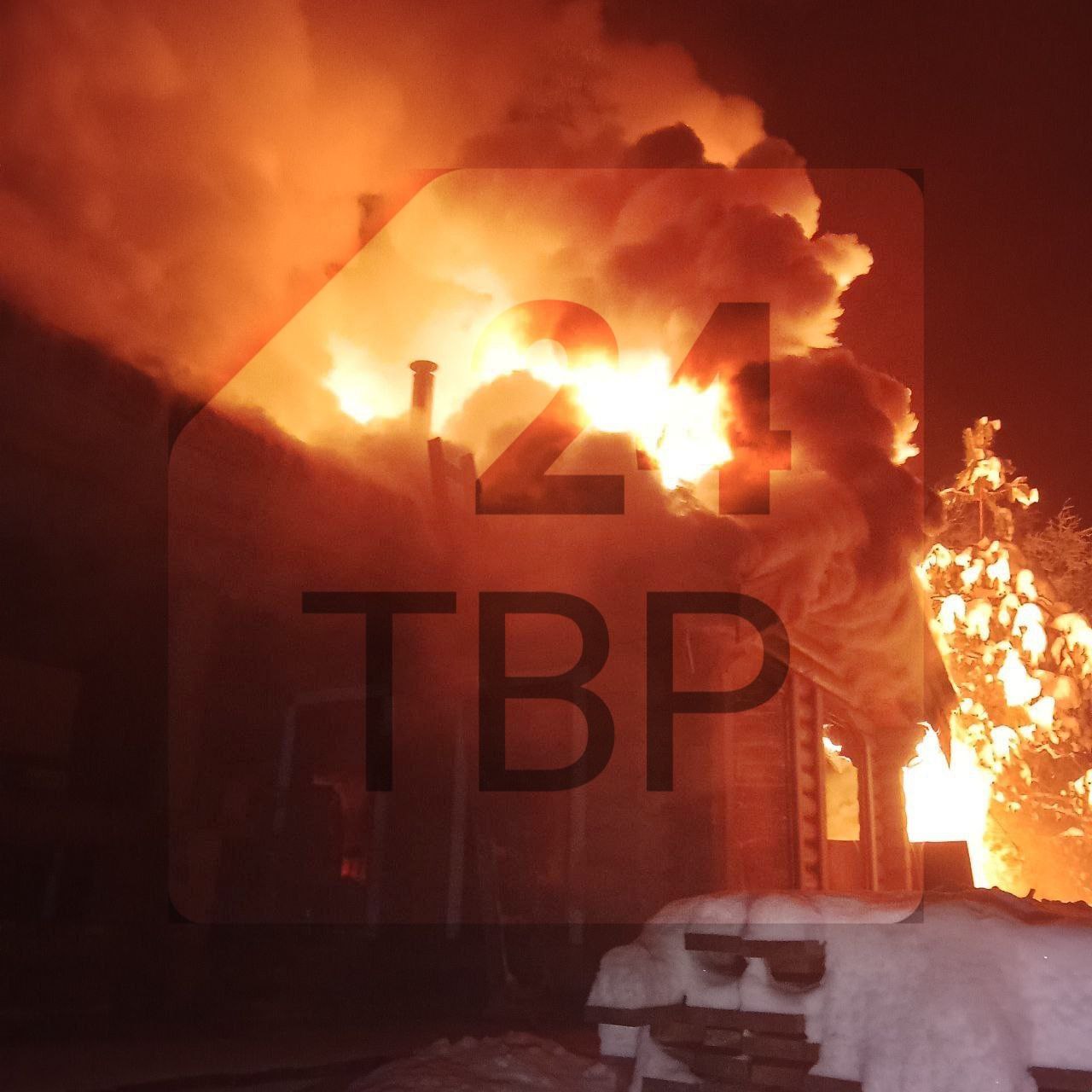 В Новой Шурме сгорел дом В 3 19 в службу 112 поступило сообщение из дачного потребительского кооператива Приют в д Новая Шурма там загорелся частный дом К месту пожара были направлены огнеборцы Шеметова и Краснозаводска К моменту приезда пожарных деревянный дом горел внутри пламя быстро распространялось В 6 33 пожар был локализован на площади 80 м² Ликвидация пожара продолжается сведений о пострадавших не поступало