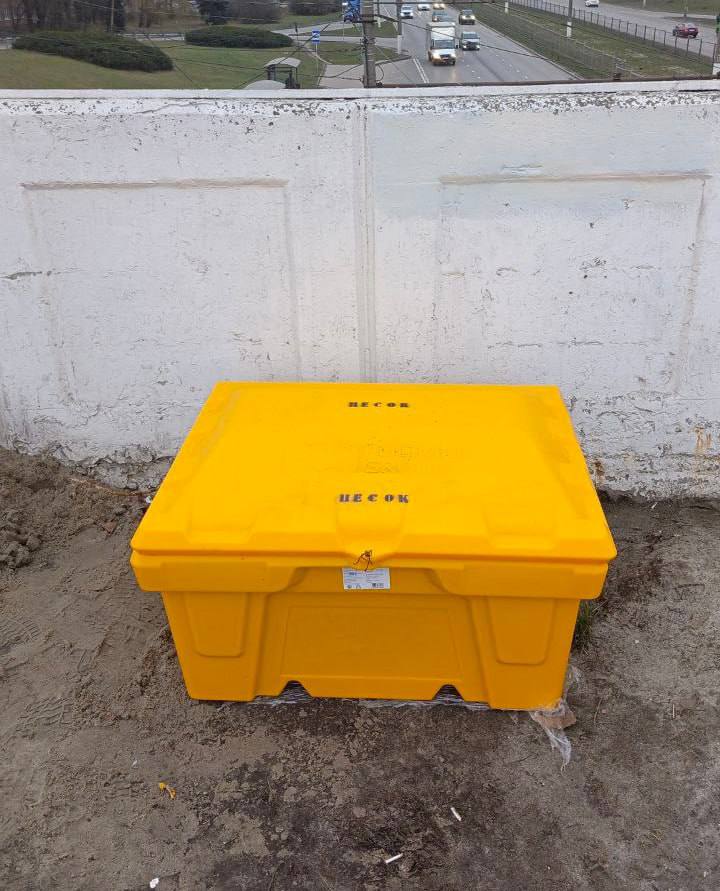 В Курске на лестницах появились желтые чемоданчики с песком Их уже установили в районе спусков на улицах Ватутина Халтурина проезд Энгельса и Сумского моста Такое решение принято мэром города Евгением Масловым По сообщению комитета ЖКХ подрядчики организовали места для хранения песко соляной смеси Это поможет подрядчикам зимой обрабатывать лестницы Подпишись на Курск 1