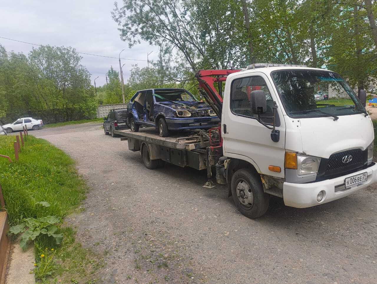 Эвакуация автохлама: теперь и в Октябрьском округе! Работы по освобождению от ржавых заброшенных машин начали проводить в мае – вывезли автомобили с улиц Северного и Ломоносовского округов. Накануне аналогичная процедура проводилась и в Октябрьском округе. Эвакуатор отработал по адресам: ул. Логинова, 80; пр. Советских космонавтов, 182; ул. Аэропорт Архангельск, 5. В весенний период было выявлено 21 транспортное средство, которое можно квалифицировать как брошенное. Уведомили собственников, развесили объявления. 6 автовладельцев свои машины забрали, остальные эвакуируем на спецстоянку, - рассказал глава Октябрьского округа Алексей Калинин.