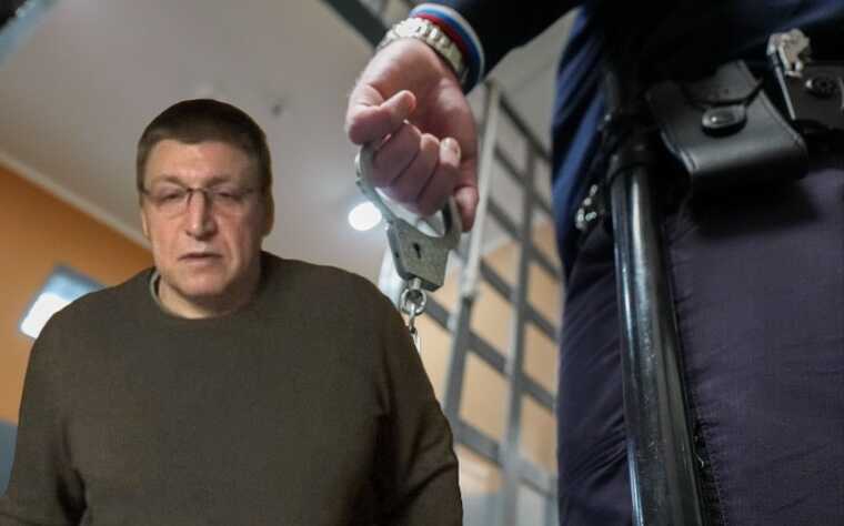 Московский суд приговорил вора в законе Хобота к восьми годам колонии Московский областной суд приговорил 64-летнего вора «в законе» Андрея Беляева-Вознесенского, более известного в уголовных кругах как Хобот, к 8 годам и 2 месяцам колонии особого режима. Суд признал «законника» виновным в занятии высшего положения в преступной иерархии. Для Беляева это уже девятая судимость. Защита ходатайствовала об освобождении Хобота от наказания из-за тяжелого состояния здоровья. Напомним, 5 апреля 2023 года Беляев-Вознесенский был досрочно освобожден из удмуртской колонии в связи с критическим ухудшением зрения. 29 июня 2023 года в отношении вора «в законе» было возбуждено новое дело по статье о занятии высшего положения в преступной иерархии. Хобот согласился с предъявленным обвинением и признал вину, но от дачи показаний отказался. По нашим данным, Хобот был коронован в 1995 году с подачи влиятельного московского вора «в законе» старой формации Владимира Савоськина, более известного как Савоська.