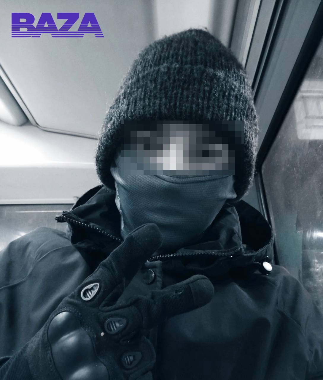 Два человека задержаны, ещё один находится в розыске после игры в бутылочку «по сильным правилам» в Уфе. Среди заданий в том числе было изнасилование 12-летнего школьника. По данным «Базы», в середине марта 2025 года компания друзей — 19-летняя Дарья, 20-летний Никита , 18-летний Артём, две несовершеннолетние девочки и 12-летний Илья имя изменено — проводили вместе время. После прогулки ребята пришли в гости к Даше и решили поиграть в бутылочку. Началась игра с обычных заданий с поцелуями, но вскоре компания решила усложнить правила — уже на раздевание. Когда все игроки разделись догола, правила ещё больше усложнились. Парням пришлось заниматься оральным сексом друг с другом и мастурбировать на глазах у друзей. В последнем раунде бутылочка указала на 18-летнего Артёма — Даша предложила ему два варианта: либо поцеловать Илью, либо изнасиловать. Артём выбрал второе, Илья начал протестовать. Тогда Даша заявила, что они играют «по сильным правилам», а Артём сказал, что «это надо сделать и забыть». Несмотря на протесты Ильи, задание было выполнено. Через несколько месяцев об игре узнала старшая сестра Ильи и сразу отправилась писать заявление. Вскоре Даша и Никита были задержаны. На них были возбуждены уголовные дела по статье о «Развратных действиях сексуального характера». Изнасиловавший Илью Артём находится в розыске. Его также обвиняют по статье «насильственные действия сексуального характера». «международное общественное движение ЛГБТ» признано экстремистской организацией и запрещено в России Подписывайтесь, это Baza