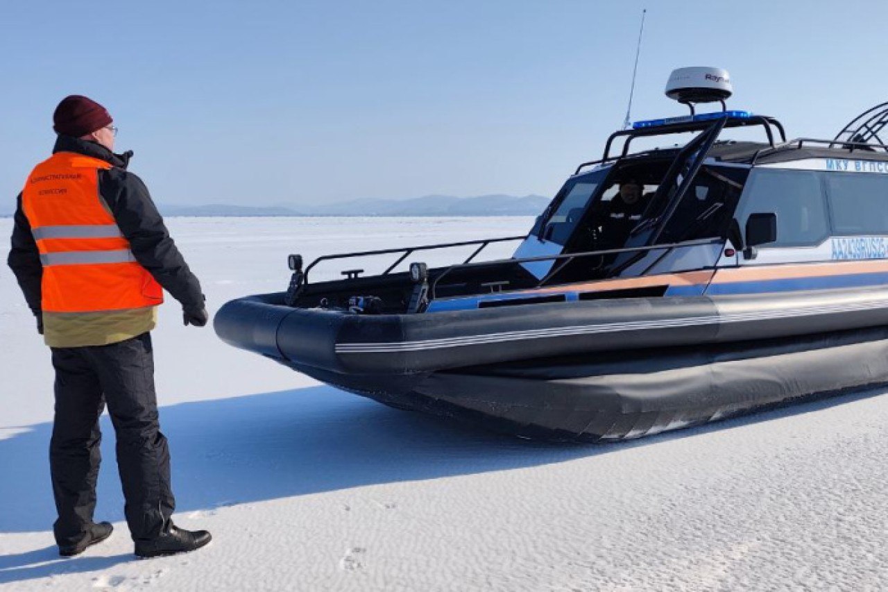 Штрафы и профилактика во Владивостоке пресекают выезд автомобилей на лед Администрация города совместно со спасателями провела очередной рейд в районе станции Седанка для выявления нарушителей запрета на выезд транспорта на лед В ходе проверки 17 января специалисты зафиксировали пять случаев игнорирования правил безопасности В отношении всех водителей были составлены административные протоколы предусматривающие денежные штрафы Участники рейда провели профилактическую работу с любителями подледного лова Рыбакам вручили памятки и разъяснили что выезд на автомобиле на лед смертельно опасен из за неоднородности покрытия вызванной течениями и температурными качелями В управлении общественной безопасности подчеркнули что подобные мероприятия направлены прежде всего на предотвращение человеческих жертв в акватории Власти города напоминают что выезд на лед запрещен в течение всего зимнего периода Структура льда в Амурском и Уссурийском заливах крайне нестабильна из за близости грунтовых вод и переменчивой погоды В случае возникновения угрозы жизни горожанам следует незамедлительно обращаться в экстренные службы по телефонам 112 или 101 Deitaru