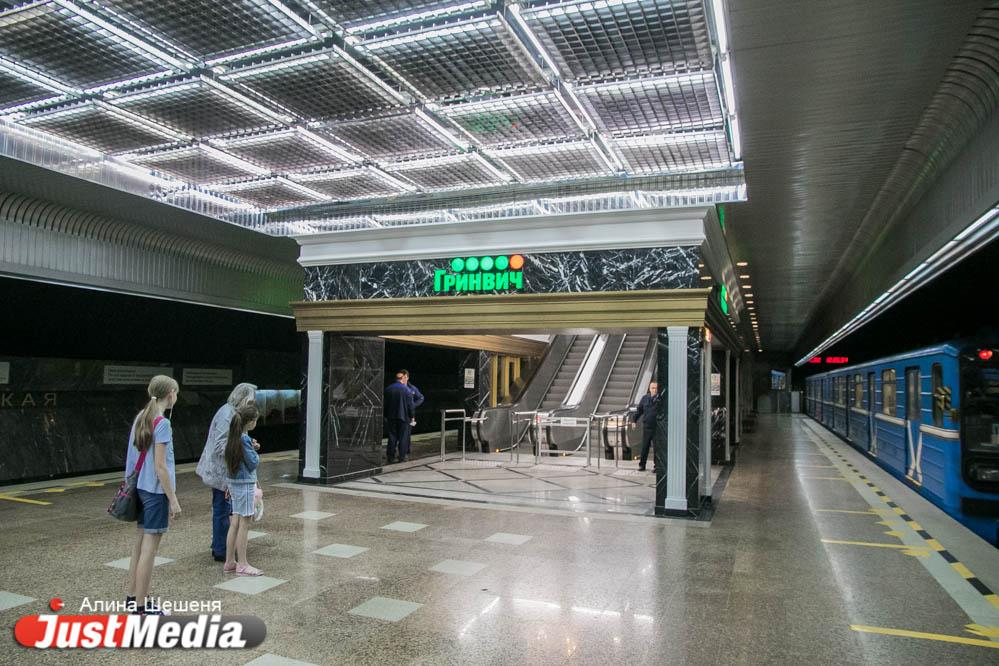 В Екатеринбурге сегодня закрыли выход со стации метрополитена «Геологическая», ведущий в ТРЦ «Гринвич». Когда он снова будет открыт, информации нет. Об этом сообщает Телеграм-канал «Подземка Екатеринбурга». С 30 июня временно закрывается сам ТРЦ. Это объясняется тем, что объект необходимо привести в соответствие с современными стандартами. Здесь во всех очередях обновят инженерные и противопожарные системы. Изначально на месте ТРЦ «Гринвич» располагался «Универсам №1», открытый в 1972 году. Через два года его переименовали в ТЦ «Мария». Спустя 26 лет ее сменил «Купец». С последнего началось возведение «Гринвича». В декабре 2016 году была сдана пятая очередь объекта. С этого момента общая площадь торгового центра составила 303 тысячи квадратных метров. И это без учета парковочного пространства. Выход из ТРЦ на станцию метро «Геологическая» был открыт в июле 2019 года. Новый спуск оборудован 11 эскалаторами Otis, общая длина которых 550 метров.