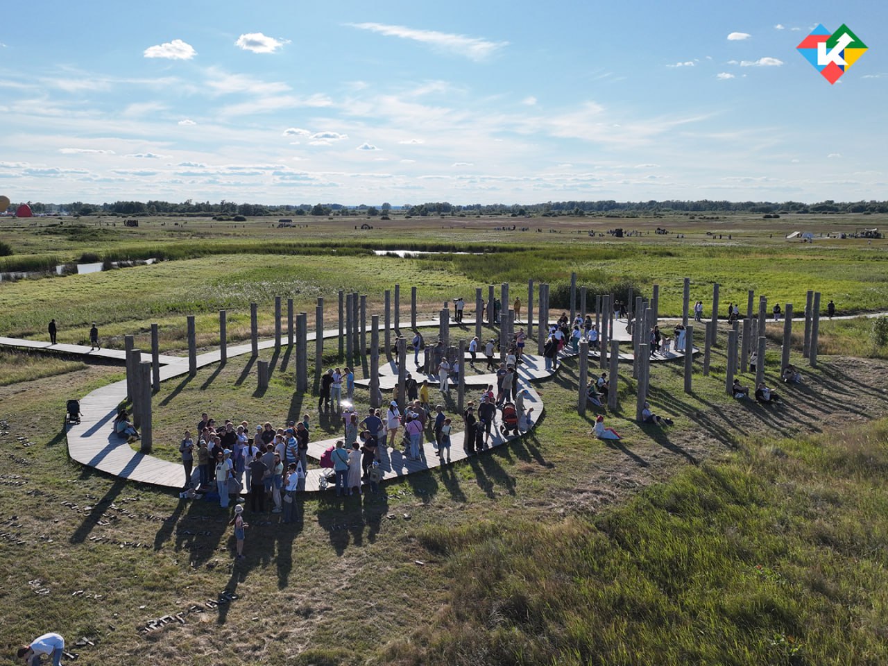 Сразу пять проектов Курганской области будут бороться за победу в Общенациональном финале Международной премии в области событийного туризма Russian Event Awards Он пройдёт с 26 по 28 ноября в Нижнем Новгороде От Курганской области в финал вышли фестиваль славянской и казачьей культуры Русское поле в номинации Лучшее туристическое событие по популяризации народных художественных промыслов и ремесел региональный фестиваль который правительство области провело вместе с Русским географическим обществом Едем на Савин в номинации Событие в области патриотического туризма III Областной фестиваль народного творчества Михайловский торжок в номинации Лучшее этнокультурное событие фестиваль День Далмата Исетского в номинации Лучшее туристическое событие исторической направленности семейный курорт Лесники в номинации Лучшее средство размещения для проведения турсобытия Всего в Общенациональный финал премии вышли 366 проектов из 57 регионов России Республики Беларусь и Южной Осетии Кроме того два туристических маршрута Курганской области стали финалистами значимой премии XII Всероссийского конкурса Маршрут года Маршрут под названием Далматово наследие прошлого секреты будущего представлен в номинации Лучший маршрут образовательного туризма Маршрут Мощь арктического вездехода в номинации лучший маршрут промышленного туризма Подведение итогов конкурса состоится с 13 по 15 ноября в Перми Всего в финале представят 321 проект из 54 регионов России и Республики Беларусь Отметим в прошлом году сразу три курганских фестиваля были удостоены Международной премии Russian Event Awards Второе место в номинации Лучшее туристическое событие по популяризации народных и художественных промыслов и ремесел на престижной премии событийного туризма занял фестиваль славянской и казачьей культуры Русское поле который по инициативе губернатора Вадима Шумкова проходит в День России с 2019 года Третье место в номинации событие в области патриотического туризма занял областной фестиваль Едем на Савин Фестиваль традиционно проходит в Белозерском округе в уникальном месте где располагалась древняя обсерватория археологический объект которому насчитывается около 5000 лет Полноразмерная реконструкция объекта создана в 2020 году по инициативе губернатора Курганской области Вадима Шумкова Савин 1 воссоздан в точности таким каким он был в эпоху неолита Третье место в номинации лучшее туристическое событие исторической направленности занял День памяти обретения мощей преподобного Далмата Исетского Инициатором проведения масштабного праздника в этот день а также многих преобразований в самом городе Далматово также является глава региона По информации управления культуры Курганской области КурганскаяОбласть МестоГдеХочетсяЖить Культура Туризм