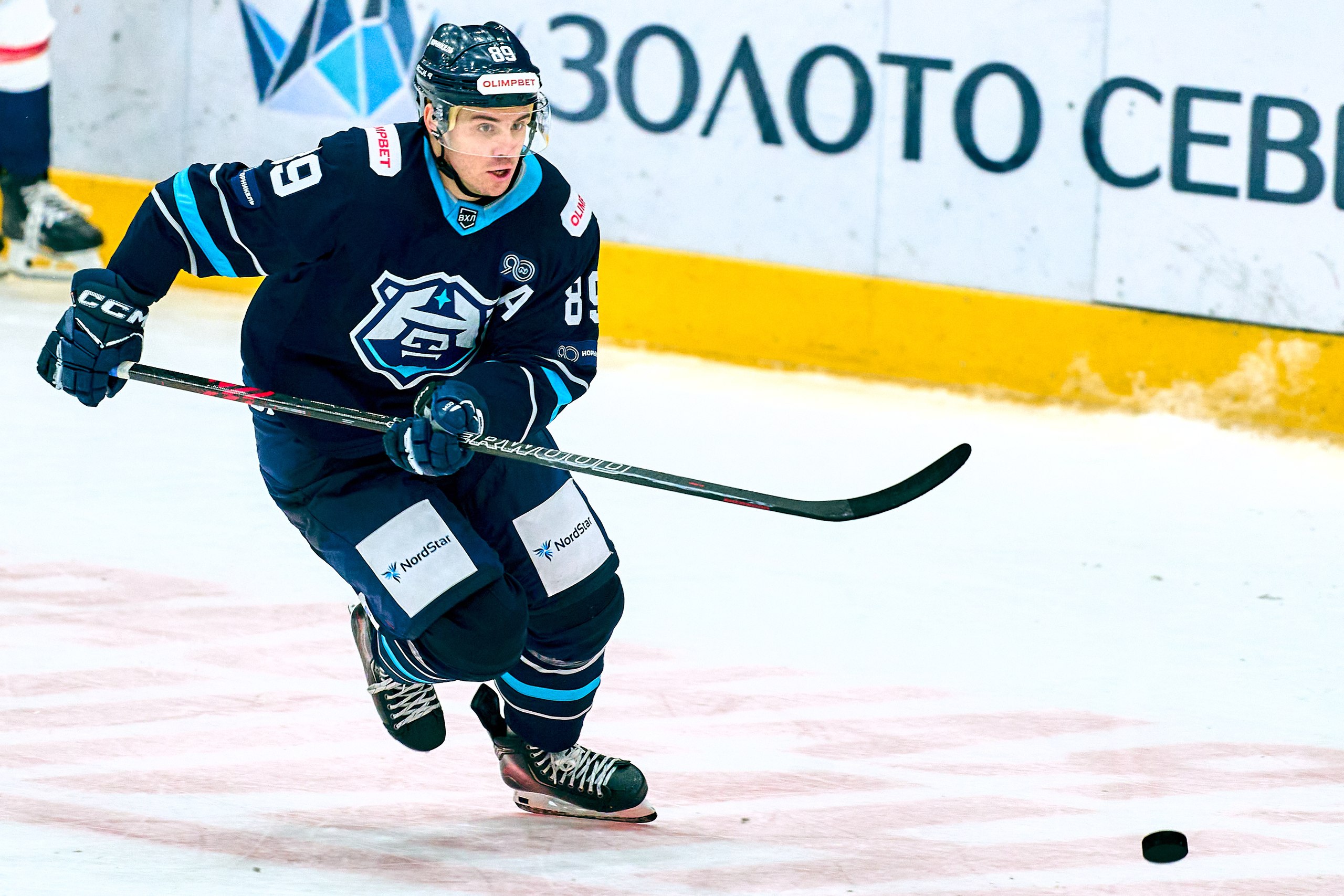 ХК Норильск в гостях победил саратовский Кристалл В матче регулярки ВХЛ хоккеисты Норильска на выезде одолели саратовский Кристалл со счетом 2 1 В составе северян на старте первого периода гол забил Даниил Скориков Кристалл сравнял счет во втором периоде а в третьем игровом отрезке Иван Емец забросил победную шайбу Таким образом Норильск после 21 игры с 18 очками располагается на 27 м месте в турнирной таблице Следующий матч норильчане проведут на выезде завтра 7 ноября с пензенским Дизелем Также 7 ноября красноярский Сокол в гостях сыграет с Кристаллом начало встречи в 21 30 по красноярскому времени