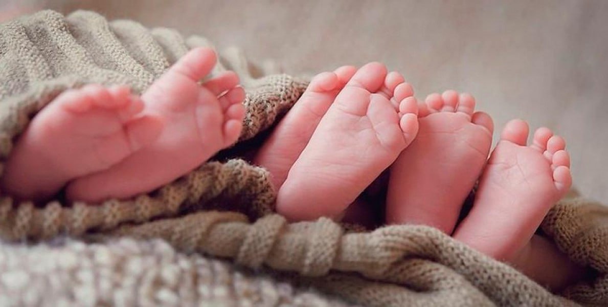 С тройным счастьем! В Кишинёве родились девочки-тройняшки  19-летняя мама из столицы родила трёх девочек — да-да, тройню!  Роды прошли на 34-й неделе, преждевременно, но успешно.  Малышки весят: 2,3 кг, 1,54 кг и 1,69 кг. Все живы, здоровы, под наблюдением.  Девочки зачаты естественным путём, а для молодой мамы это уже вторая беременность — дома их ждёт старший брат, которому всего 1 год и 4 месяца.    «Это вызов и большая радость!» — рассказала доктор Виолета Шаптефраць.  Медбригада сработала слаженно: акушеры, анестезиологи, реаниматологи, неонатологи — все на боевом посту. Огромная им благодарность!    Пожелаем молодой маме, её деткам и всей семье крепкого здоровья и бесконечного терпения!