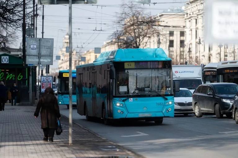 Лазурный автобус влетел в остановку в Петербурге  Опять тот самый автобус. На этот раз лазурный на углу Садовой улицы и Лермонтовского проспекта врезался в остановку.  SPB.KP.RU перевозчик «Пассажиравтотранс» рассказал, что всё произошло не по вине водителя, а из-за самой остановки. Оказывается, остановочный павильон установлен не по правилам. Расстояние до края проезжей части не соответствует нормативам. Поэтому, когда автобус подъезжал к остановке, он зеркалом задел козырёк.  К счастью, пострадавших нет. Но перевозчик намерен обратиться к властям для проведения специальной комисси по вопросу установки павильона.   : архив КП, Юлия Пыхалова   : СПб