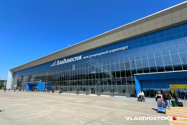 Задержки рейсов наблюдаются в аэропорту Владивостока. Расписание по вылетам сдвинулось для рейсов в Южно-Сахалинск, Москву, Новосибирск, Хабаровск и китайский город Шэньян. Позже прилетят во Владивосток рейсы из Москвы, Благовещенска и Пекина.  Задержка вылетов произошла по следующим рейсам:  HZ-5680 / SU-5680 в Южно-Сахалинск на 48 минут — 12:08 вместо 11:20;  EU-2732 в Шэньян на 9 часов 50 минут — 9:55 вместо 02:05;  SU-1705 в Москву 15 минут — в 12:20 вместо 12:05;  S7-5206 в Новосибирск на 6 часов 15 минут — 12:50 вместо 06:35;  FV-6252 / SU-6252 в Москву на 5 часов 20 минут — 14:00 вместо 8:40;  SU-1727 в Москву на 30 минут — 16:15 вместо 15:45;  FV-6555 / SU-6555 в Хабаровск на 1 час 15 минут — 16:15 вместо 15:45.  Задерживается прилет рейсов:  CA-811 из Пекина на 1 час — в 18:10 вместо 17:10;  SU-1726 из Москвы на 45 минут — в 14:45 вместо 14:00;  SU-1705 из Благовещенска на 1 час — в 19:55 вместо 18:55.  По предварительным данным, задержки московских рейсов связаны с грозой в Шереметьево, а сибирских — из-за сбитого графика у S7.  Транспортная прокуратура уточняет, что самолеты, следовавшие сегодня из Новосибирска и Москвы, из-за неблагоприятных погодных условий в аэропорту Владивостока были вынуждены уйти на запасной аэродром в Хабаровск.    Подписаться