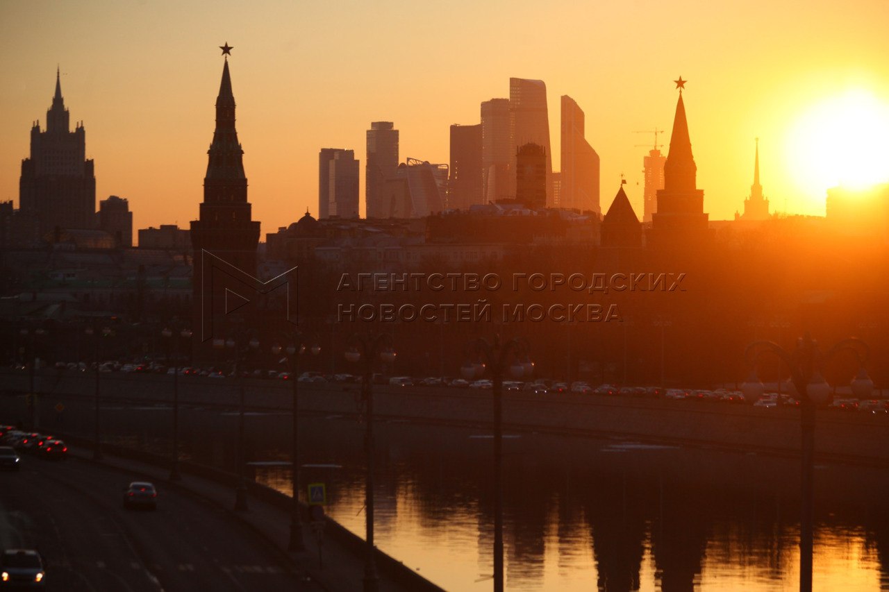 Прошедшая зима в Москве порадовала теплом, но солнечного света за сезон было на 10% меньше нормы. Лишь в феврале солнце светило на небе в течение 84 часов, при норме 72 часа.   Текущий март в  Москве  готов порадовать обилием солнечного света,  в  среднем солнце светит 128 часов. Но первый месяц весны в  наших  широтах может существенно отличаться по количеству часов солнечного сияния. Так в 2022 году солнце светило 206 часов, а в 2023 году всего 95 часов.