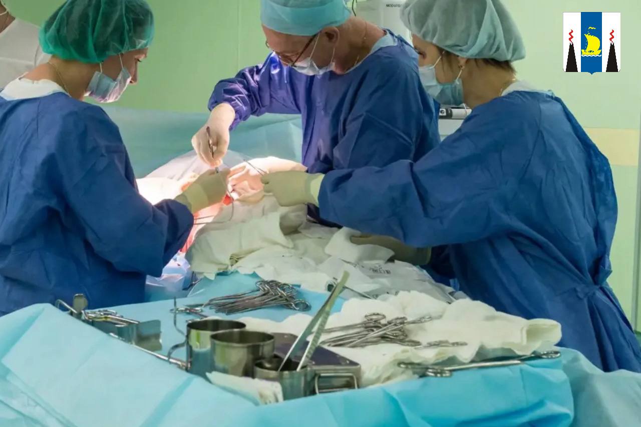 На Сахалине запустили уникальную систему контроля за диагностикой онкозаболеваний   В рамках нацпроекта Здравоохранение инициированного президентом России Владимиром Путиным в Сахалинском онкодиспансере начал работать референс центр с автоматизированной системой контроля Центр отслеживает прошел ли пациент все этапы диагностики Если например человек сдал анализ крови но не сделал необходимую колоноскопию программа направит сигнал в поликлинику С пациентом свяжутся чтобы напомнить о дообследовании   Сейчас система работает для скрининга колоректального рака рака молочной и предстательной желез В дальнейшем ее планируют расширить для низкодозовой КТ диагностики Данные поступают со всей области и отображаются в едином окне Разработка сахалинских врачей считается уникальной для России Алгоритм отрабатывался несколько лет и к нему уже проявляют интерес другие регионы Подписывайтесь на нас в MAX sakhgov