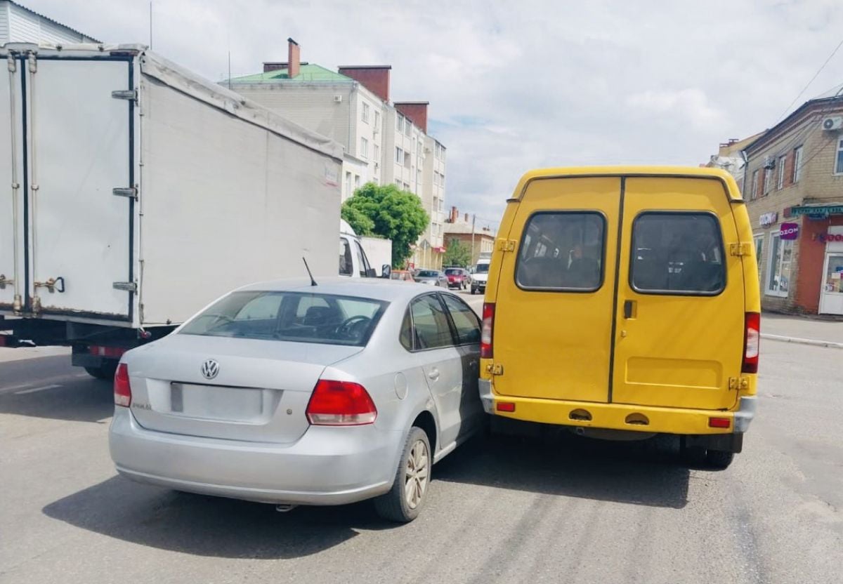 Девятнадцатилетняя девушка пострадала при столкновении двух автомобилей в воронежской Россоши Инцидент случился накануне, около 12:10 в Россоши. По предварительным данным, водитель автомобиля «Фольксваген Поло», 71–летний местный житель, при перестроении не уступил дорогу микроавтобусу «Газель» ГАЗ-322132 под управлением 54-летнего мужчины. ↗ Прислать новость Подписаться