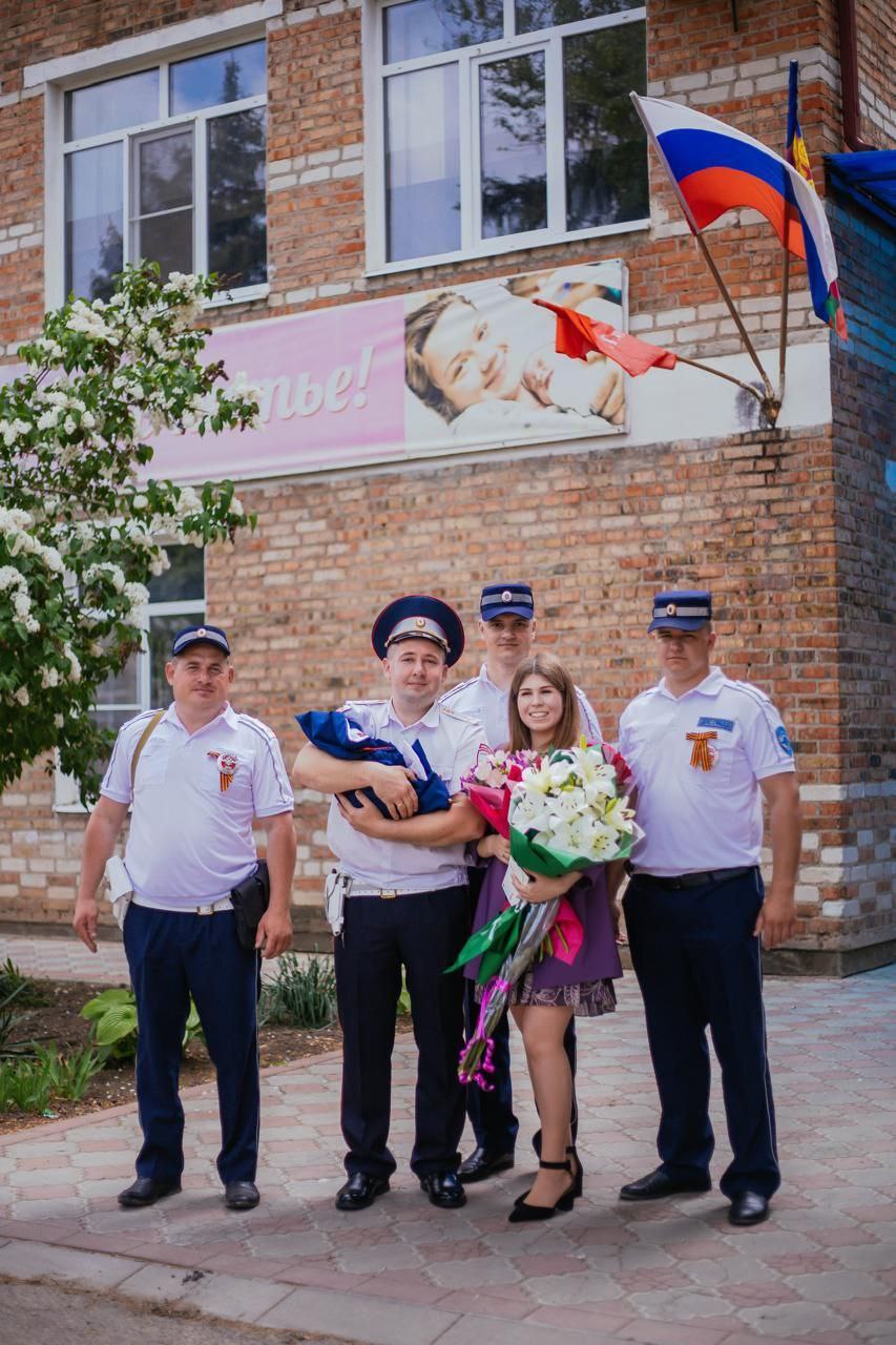 Накануне Дня Победы в полицейской семье Джигуненко родился сын Инспектор ДПС встретил жену Светлану инспектора отделения по исполнению административного законодательства и первенца из роддома со своими коллегами. Первой одеждой маленького Николая Николаевича стала форма полицейского в виде конверта. Решение встретить семью именно таким образом было спонтанным, но очень символичным, - поделился счастливый отец. Поздравляем коллег со долгожданным событием! Ждём пополнения в коллективе! Госавтоинспекция Каневского района Отдел МВД России по Каневскому району