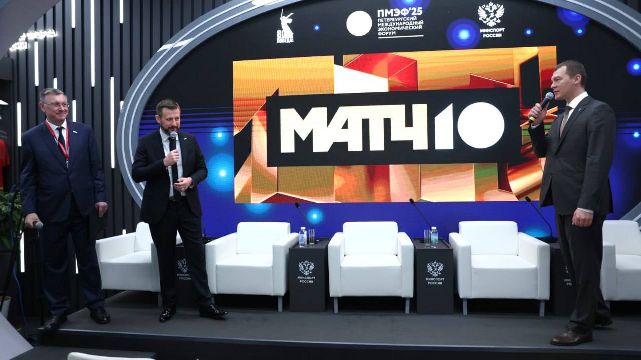 «Матч ТВ» представил на ПМЭФ-25 специальный логотип к 10-летию Главным изменением стало число десять, деконструированное из восклицательного знака. Закольцованный круг символизирует путь, пройденный за десятилетие вещания, а единица, устремленная в будущее — путь, который еще предстоит пройти. Десятилетие – важная дата для любой компании, а тем более работающей на медиарынке. За это время нам удалось построить узнаваемый по всей стране бренд, который любят и уважают. Когда нам говорили, что бесплатное спортивное телевидение в России невозможно, мы говорили «Посмотрим!» и работали дальше, потому что верили в эту идею. И сегодня с уверенностью можем сказать, что у нас все получилось. Благодаря поддержке ПАО «Газпром», «Газпром-Медиа Холдинга» и большой команде профессионалов, которых удалось объединить под нашим брендом, «Матч ТВ» сегодня уверенно смотрит в будущее и является важнейшим игроком на всем спортивном рынке страны. Сегодня мы представляем специальный юбилейный логотип, который будет сопровождать нас весь ближайший телевизионный сезон и станет точкой отсчета для новых побед канала и нашего спорта!, — Тина Канделаки, заместитель генерального директора «Газпром-Медиа Холдинга», управляющий директор «Матч ТВ». С сегодняшнего дня специальный логотип постепенно будет внедряться в продукты семейства «Матч!». Также обновится и фирменный стиль бренда в эфире и digital пространстве. Фото — Дмитрий Челяпин, «Матч ТВ».