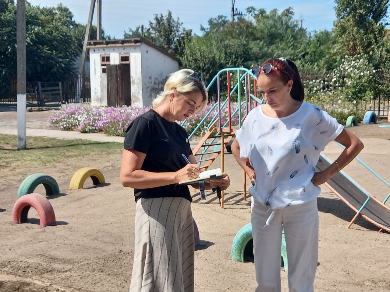 В Красненском детском саду, реконструируемом в рамках проекта Единой России «Новая школа», идут кровельные работы    В селе Красное Скадовского округа Херсонской области ведутся масштабные ремонтные работы детского сада, который давно нуждался в обновлении. До начала ремонта здесь воспитывались более 40 детей. Старый корпус был закрыт, а новый требовал срочного ремонта из-за проблем с канализацией, отоплением и состоянием стен.    В рамках народного контроля с ходом ремонта ознакомилась депутат областной Думы Оксана Мороз и депутат местного совета Владимир Соловьев. Они посетил объект и отметили значительный прогресс.  Депутаты во главе с Оксаной Мороз проверили объект. Проблемы, которые годами копились — от канализации до отопления — теперь решаются. Поручил региональному отделению партии держать ремонт под контролем до полной сдачи объекта, - сообщил Губернатор Херсонской области, Секретарь регионального отделения «Единой России» и координатор партпроекта Владимир Сальдо.  «Ситуация изменилась за несколько недель. Материалы подвозятся своевременно, сейчас заканчиваются работы по крыше. На втором этаже полностью проведена электропроводка. Бригада работает, финансирование поступает, через несколько дней, по заверению подрядчика, число работников увеличится и работы продолжаться еще активнее», - сказала Оксана Мороз.    В детском саду сохранят только стены и фундамент: подрядчик заменит крышу, инженерные коммуникации, вентиляцию, окна и двери, а также полностью обновит внутреннюю отделку.  #ЕдинаяРоссия #ХерсонскаяОбласть  #НоваяШкола