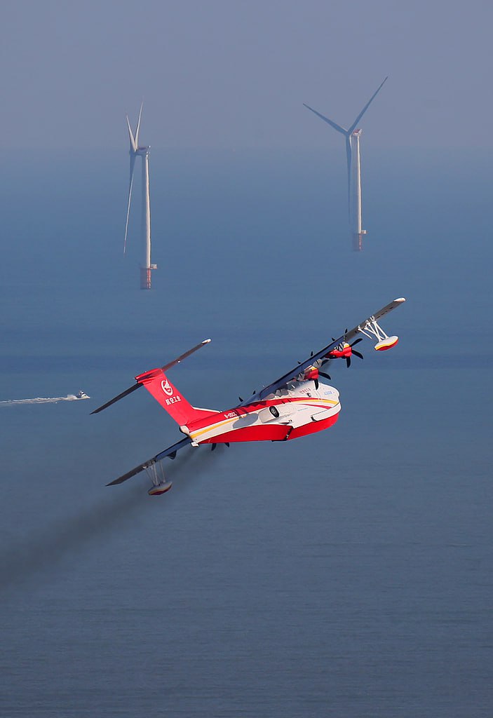 Крупногабаритный самолёт-амфибия AG600 «Куньлун» выходит в серию. Разработанный в Китае, он получил сертификат производства от Управления гражданской авиации. Документ подтверждает, что система контроля качества разработчика и производителя AG600 соответствует требованиям авиационных норм. Напомним, это один из крупнейших в мире самолётов-амфибий для тушения лесных пожаров, морских спасательных операций и других задач. Архивное фото: VCG