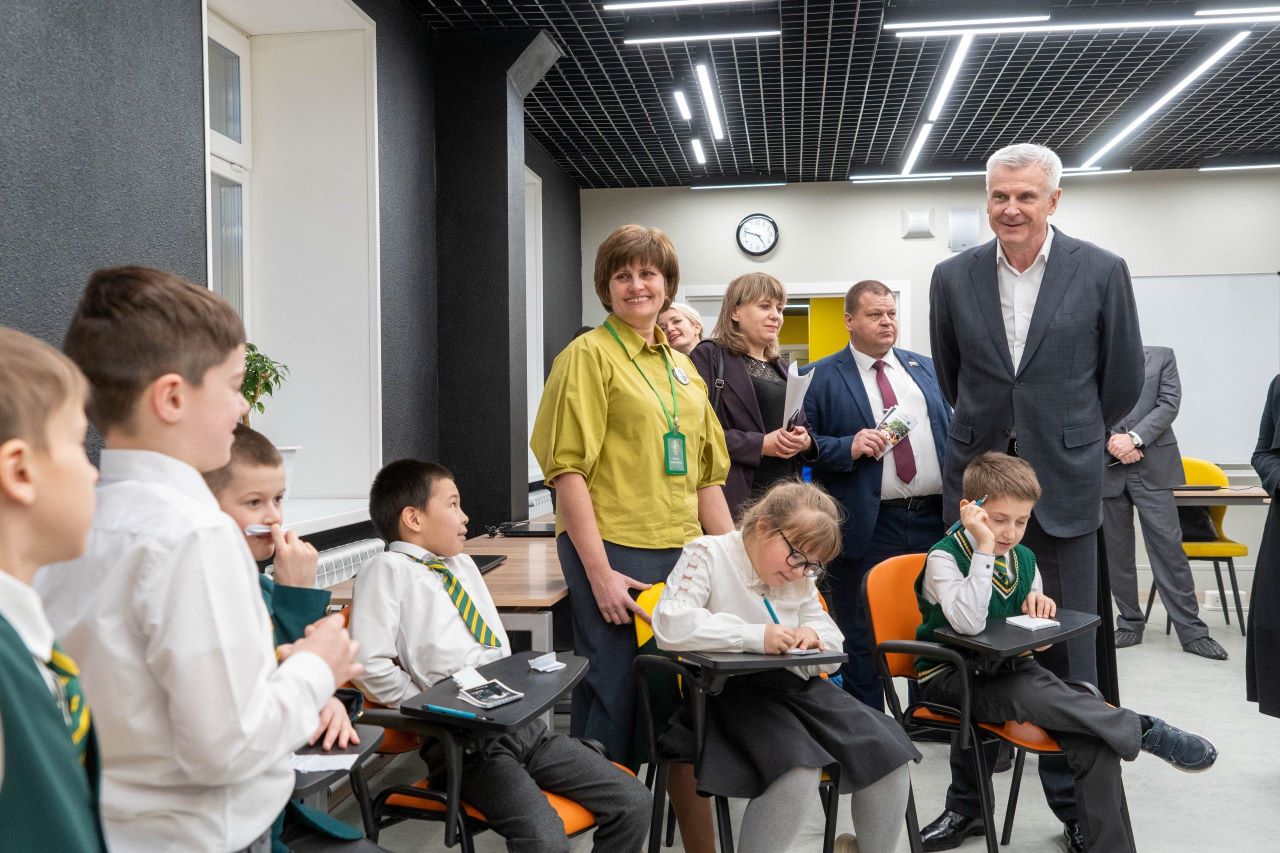 Открытие нового центра профессиональной подготовки в Магадане В Магадане состоялось торжественное открытие центра опережающей профессиональной подготовки где прошли мастер классы по 3D моделированию актерскому мастерству и декорированию Центр предлагает современные условия для обучения включая лектории компьютерные классы и медиазону с видеостудией Губернатор области Сергей Носов отметил значимость нового пространства для жителей региона подчеркнув его роль в предоставлении возможностей для получения новых профессий Сотрудники центра выразили благодарность за новое здание которое позволит расширить их деятельность и охватить более 15 тысяч человек Центр располагающийся на Колымском шоссе будет служить местом обучения для различных возрастных категорий включая участников СВО и людей с инвалидностью